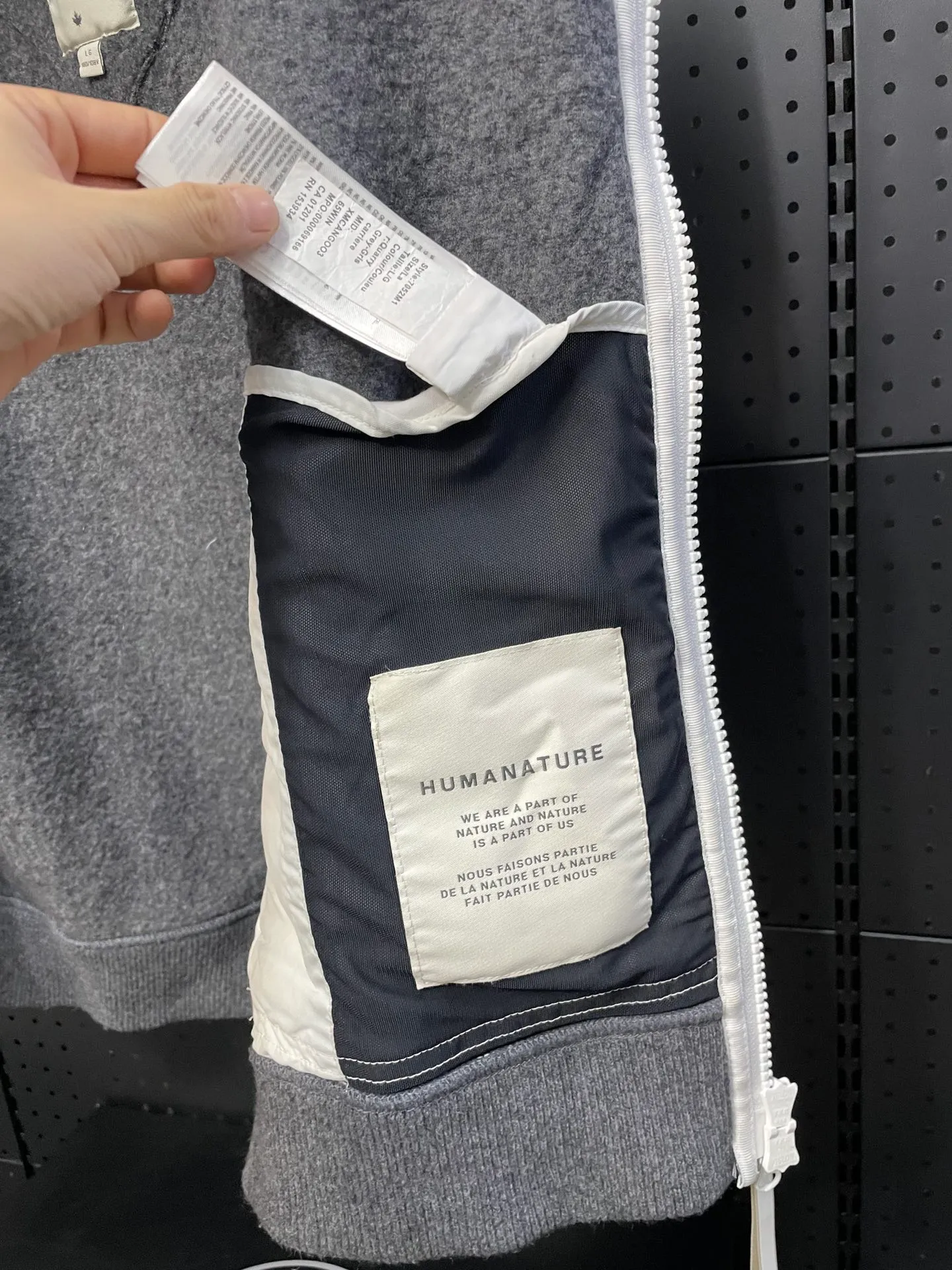 P600 Black CANADA GOOSE/Canada Goose Autumn and Winter Couple's Fleece Vest Jacket 🔘Color: Black Gray Khaki Highest version Original fabric High version High quality) ⚠All details Fabric accessories craftsmanship (all 1:1 passed inspection) (The owner is a "detail monster" so the goods he makes also pay attention to details) 1⃣ Distinguish the wrong version of market goods: all go single line ❌ Our genuine 1:1 special machine presses the line (high requirements for machine workers) 2⃣ Differentiates the market from drawings and making goods. Fabric color difference is too big. You get what you pay for, not fast food. 3⃣ Differentiates the market from low-end versions to receive labels, hang tags, and wash labels. All our accessories are custom-made (approved level) 4⃣ Differentiates the market from the detail-free workmanship❌ Our workmanship: neckline, shoulder line, armholes, cuffs, hem (In order to increase the cost, we must also restore the original product: yoke taping, double needle threading🔍) Size: S-XXL